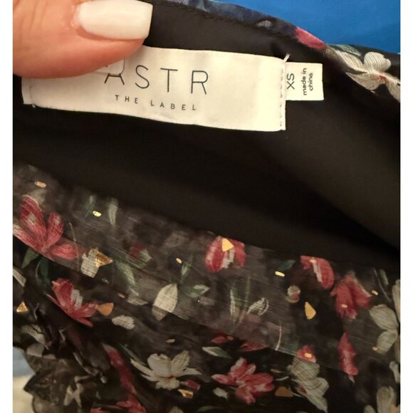 NEW ASTR The Label Beverly Black Floral Puff sleeve top NWT - Size XS - Picture 7 of 7